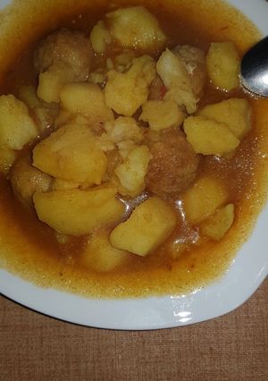 Una foto de Patatas guisadas con albóndigas