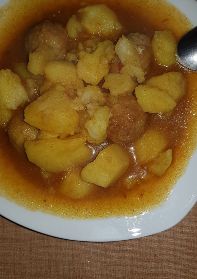 Una foto de Patatas guisadas con albóndigas