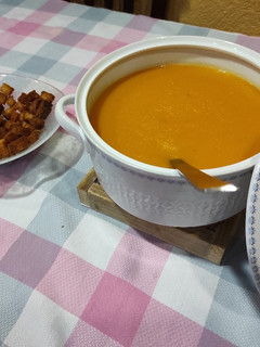 Una foto de Puré de calabaza con tostas
