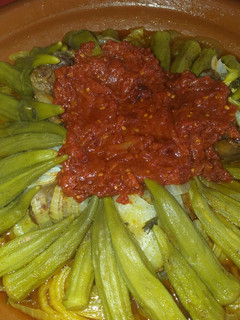 Una foto de Tajín de carne de ternera con gombos y salsa de tomate - Mlokhiya