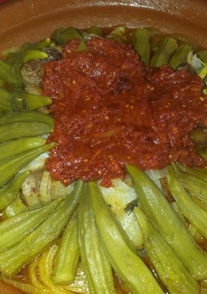 Una foto de Tajín de carne de ternera con gombos y salsa de tomate - Mlokhiya