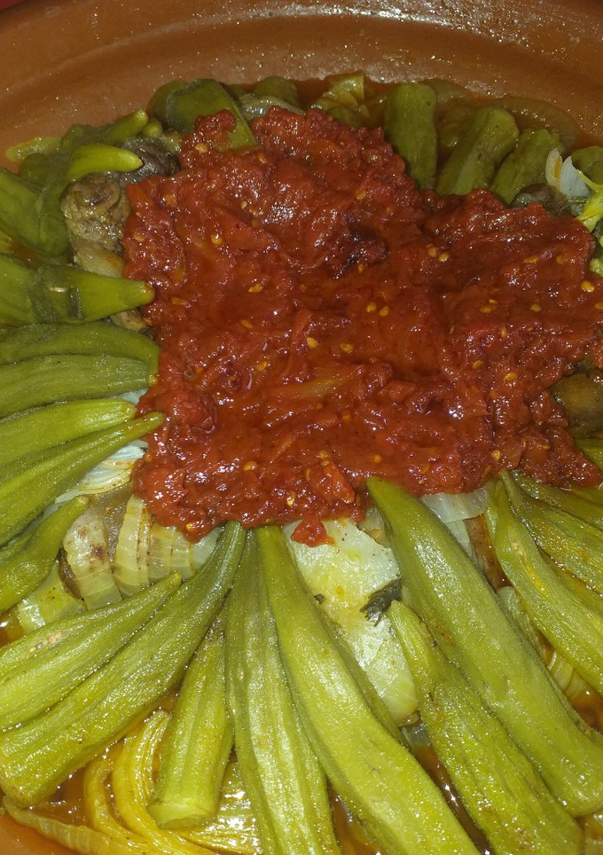 Una foto de Tajín de carne de ternera con gombos y salsa de tomate - Mlokhiya