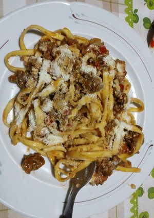 Una foto de Tallarines gruesos con bolognesa