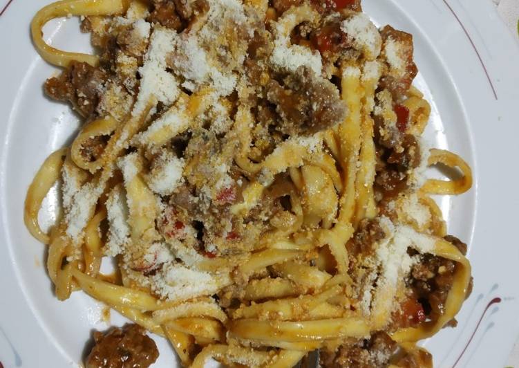 Tallarines gruesos con bolognesa