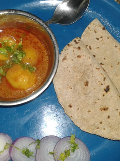 दम आलू की सब्जी (Dum aloo ki sabzi recipe in Hindi) रेसिपी मुख्य फोटो