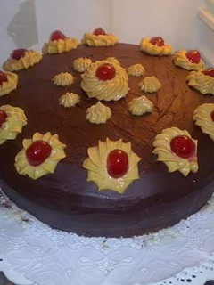Una foto de Bizcochuelo de chocolate: rellena de crema de frutas y cobertura de ganache👌😋