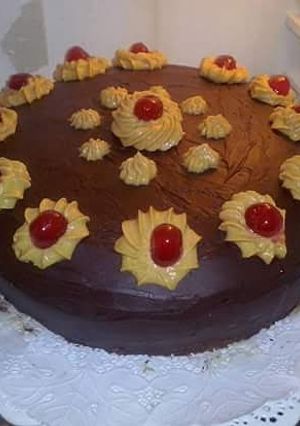 Una foto de Bizcochuelo  de chocolate: rellena de crema de frutas y cobertura de ganache👌😋
