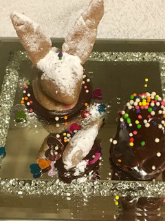 Una foto de Pascua: Huevos y conejitos de mazapán 🐰