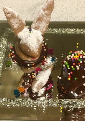 Una foto de Pascua: Huevos y conejitos de mazapán 🐰