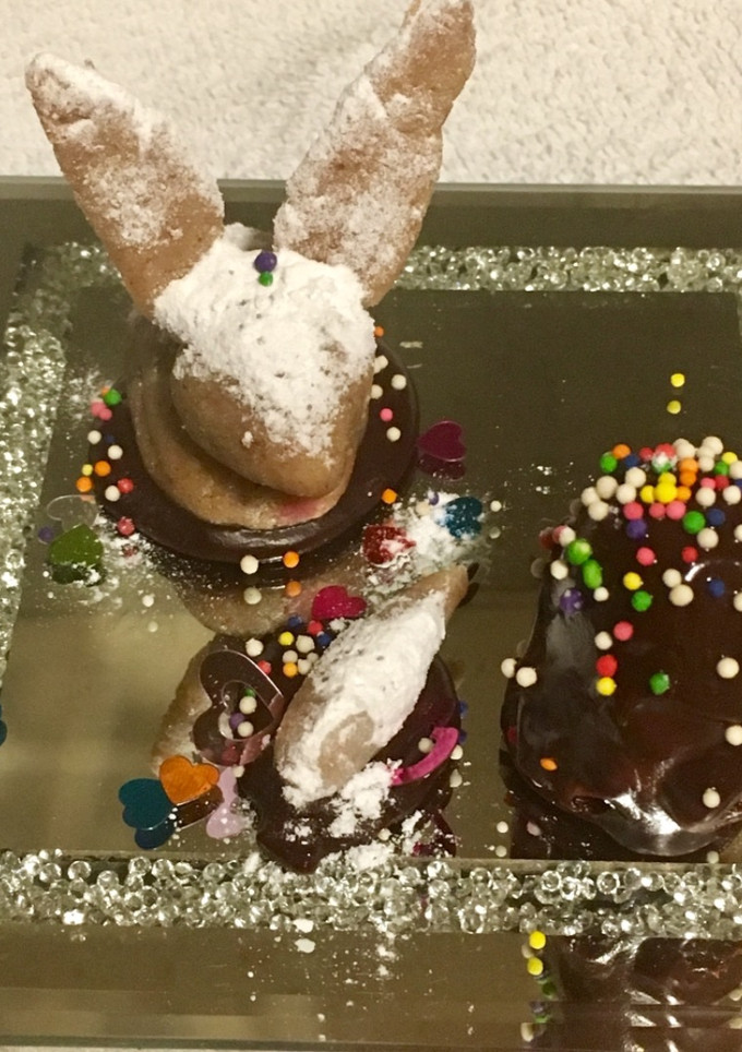 Una foto de Pascua: Huevos y conejitos de mazapán 🐰