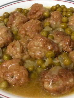 Una foto de Albóndigas con guisantes