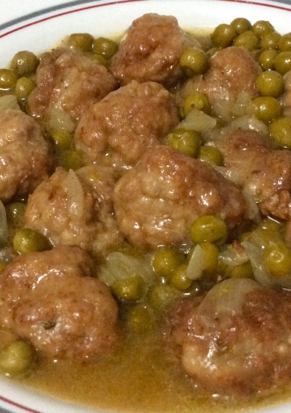 Una foto de Albóndigas con guisantes
