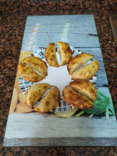 Una foto de Empanadillas al horno con huevo, atún y tomate
