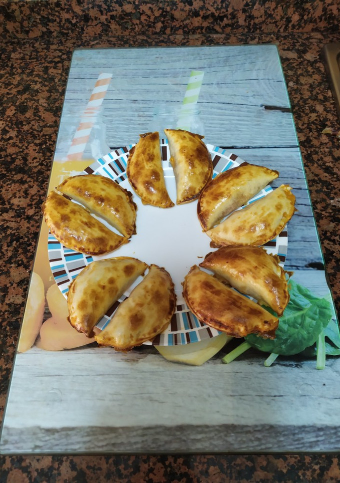 Una foto de Empanadillas al horno con huevo, atún y tomate