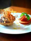 Medaglioni di tacchino e patate con verdurine croccanti e pomodoro fritto