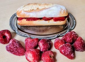 Una foto de Sándwich de fresas by Dory 🐟 Sánguche o Sanguche de frutillas 🍓