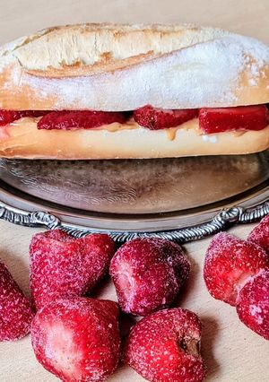 Una foto de Sándwich de fresas by Dory 🐟 Sánguche o Sanguche de frutillas 🍓