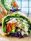 Wrap integrale con verdure arcobaleno