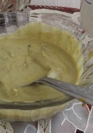 Una foto de Mole verde con semillas de calabaza o pepitas