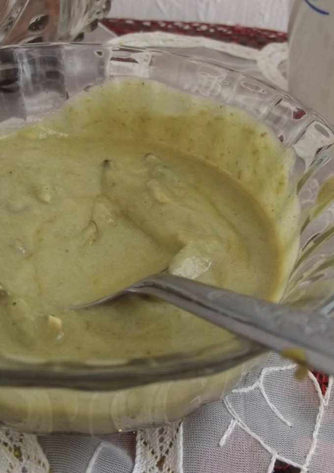 Una foto de Mole verde con semillas de calabaza o pepitas