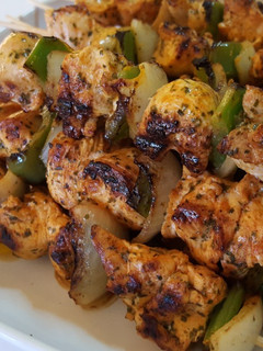 Una foto de Brochetas de Pollo Marinadas con Verduras