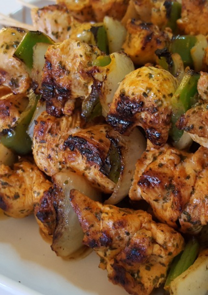 Una foto de Brochetas de Pollo Marinadas con Verduras