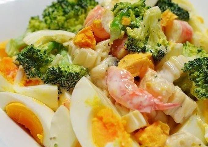 How to Prepare Any-night-of-the-week Gourmet Supermarket-inspired Shrimp, Broccoli, and Egg Salad