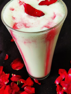 रोज़ लस्सी (rose lassi recipe in Hindi) रेसिपी मुख्य फोटो