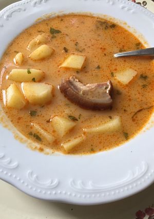 O poză a rețetei Supă de cartofi cu costiță afumată.