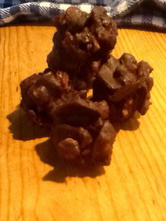 Una foto de Rocas de chocolate con cacahuete caramelizado