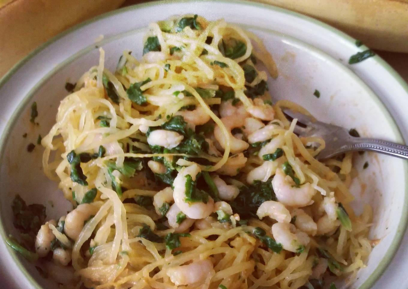Spaghetti pumpkin with shrimp and spinach with almond sauce