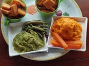 Una foto de polenta con salsa