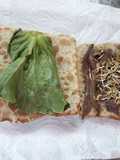 Bocadillo de lechuga, anxoas y fenogreco germinado