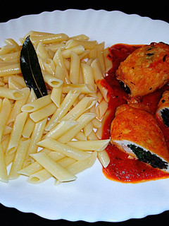 Una foto de Rollitos de pechuga de pollo y salsa de tomates al champán