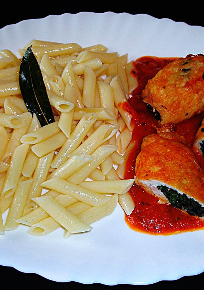 Una foto de Rollitos de pechuga de pollo  y salsa de tomates al champán