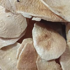 A picture of Hand made patato chips.