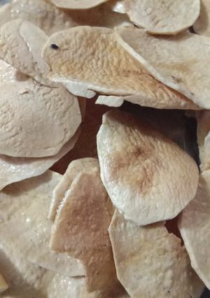 A picture of Hand made patato chips.