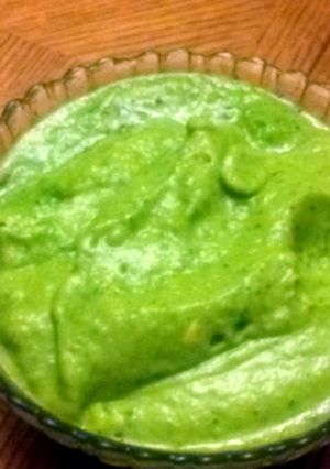 A picture of creamy avocado salsa.