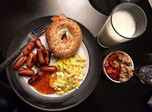 รูปของ อาหารเช้า Bagel with cream cheese and smoke salmon
