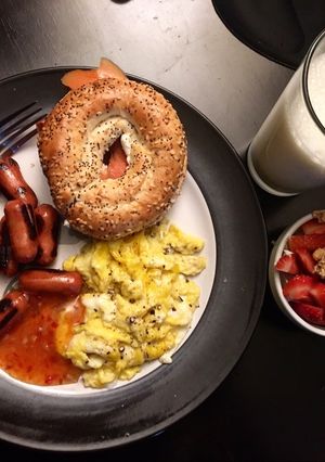 รูปของ อาหารเช้า Bagel with cream cheese and smoke salmon