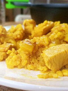 Una foto de Arroz con pollo y verduras