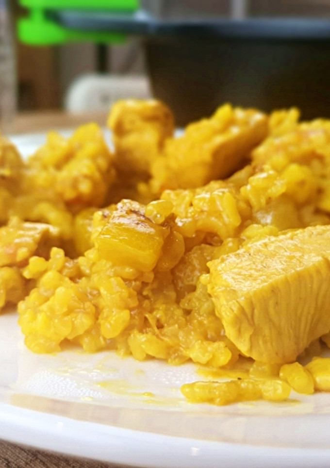 Una foto de Arroz con pollo y verduras