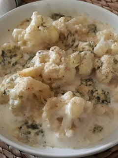 Una foto de Coliflor gratinada con queso azul