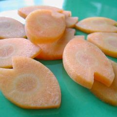 A picture of Flower Petal Shaped Carrot Slices (for Garnish).