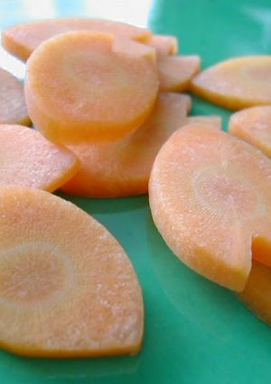 A picture of Flower Petal Shaped Carrot Slices (for Garnish).