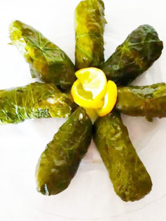 A picture of Ντολμαδάκια γιαλαντζί με αμπελόφυλλα.
