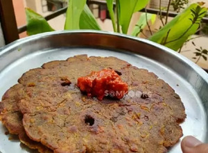 A picture of Fenugreek and Coriander Leaves Flat Bread (Thalipeeth).