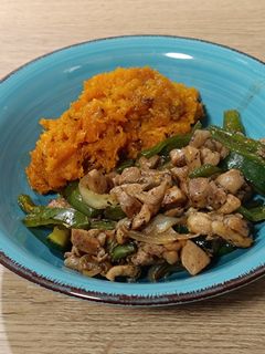 Una foto de Wok de pollo con calabacín, cebolla y pimiento