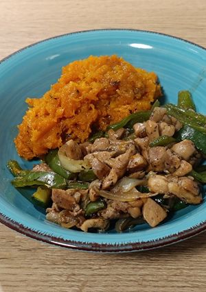 Una foto de Wok de pollo con calabacín, cebolla y pimiento