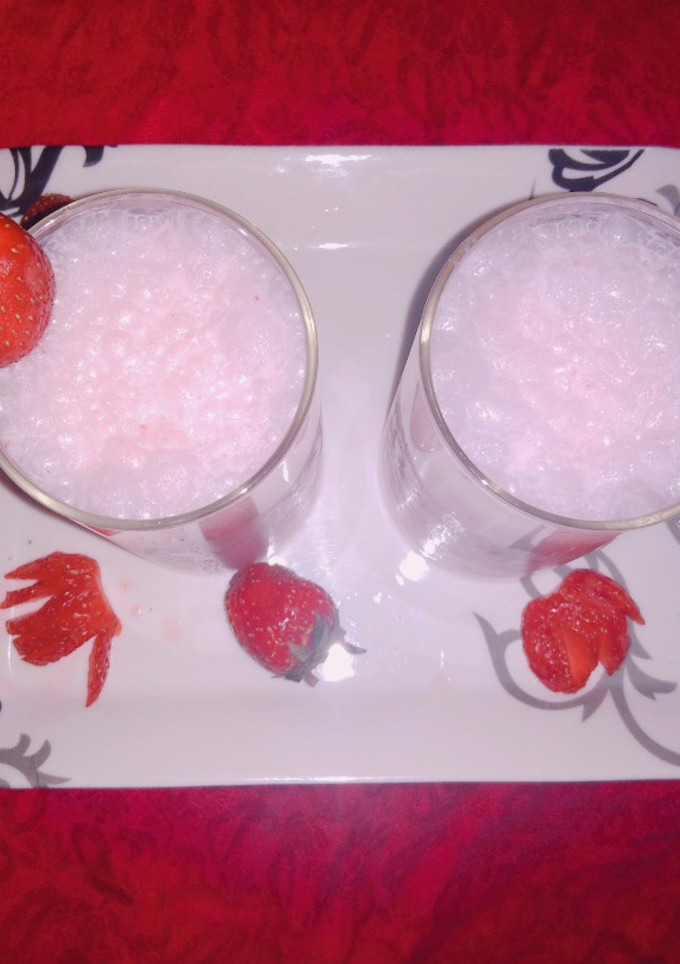 स्ट्रॉबेरी शेक (Strawberry shake recipe in hindi) रेसिपी मुख्य फोटो